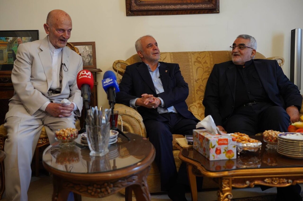 دیدار رئیس بنیاد شهید و امور ایثارگران با آزاده سرافراز سید محسن یحیوی