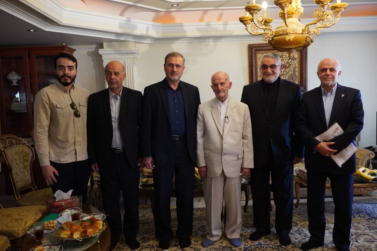 دیدار رئیس بنیاد شهید و امور ایثارگران با آزاده سرافراز سید محسن یحیوی