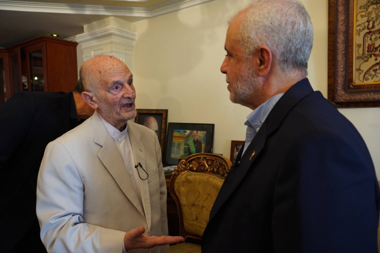 دیدار رئیس بنیاد شهید و امور ایثارگران با آزاده سرافراز سید محسن یحیوی