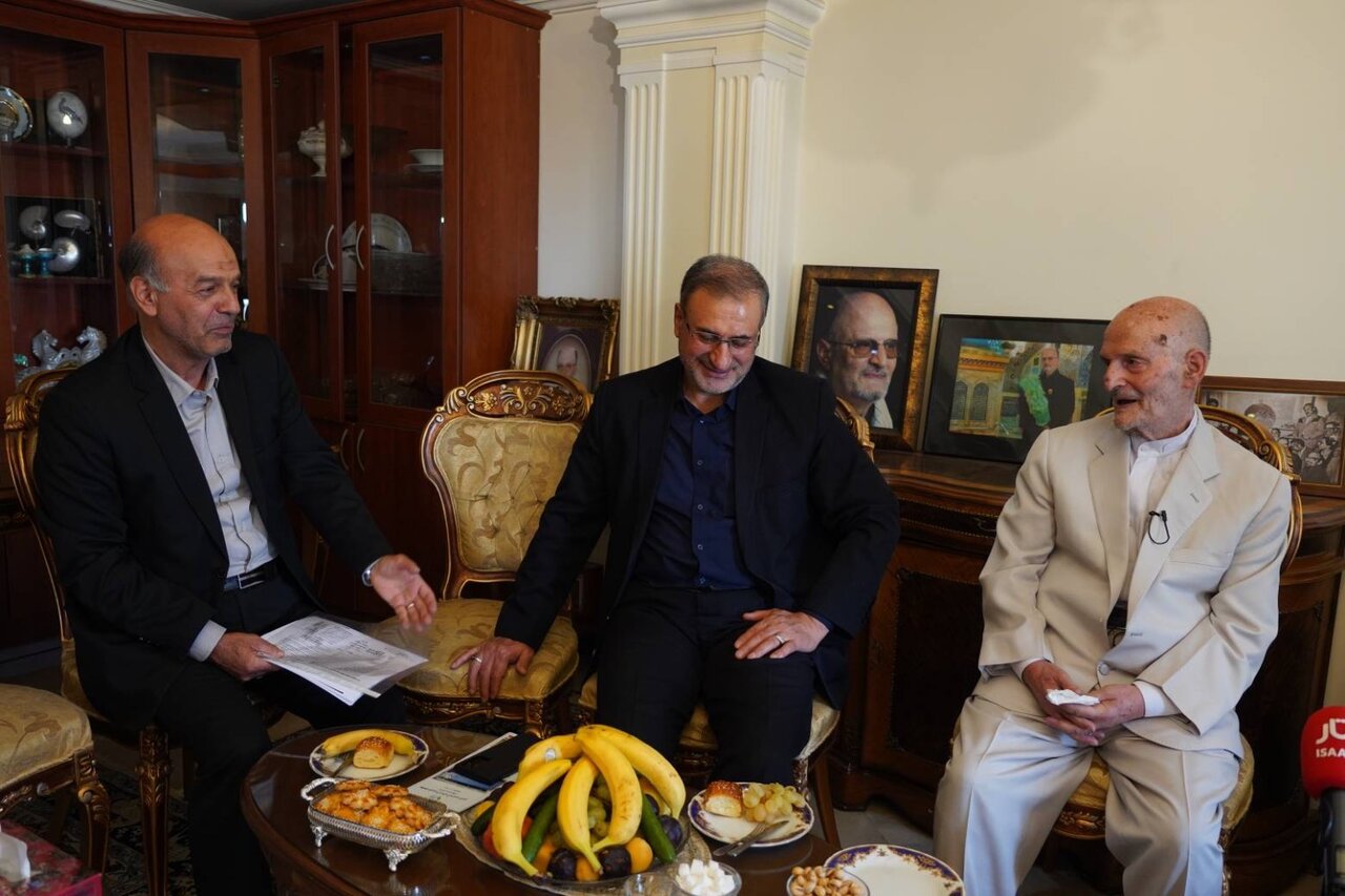 دیدار رئیس بنیاد شهید و امور ایثارگران با آزاده سرافراز سید محسن یحیوی