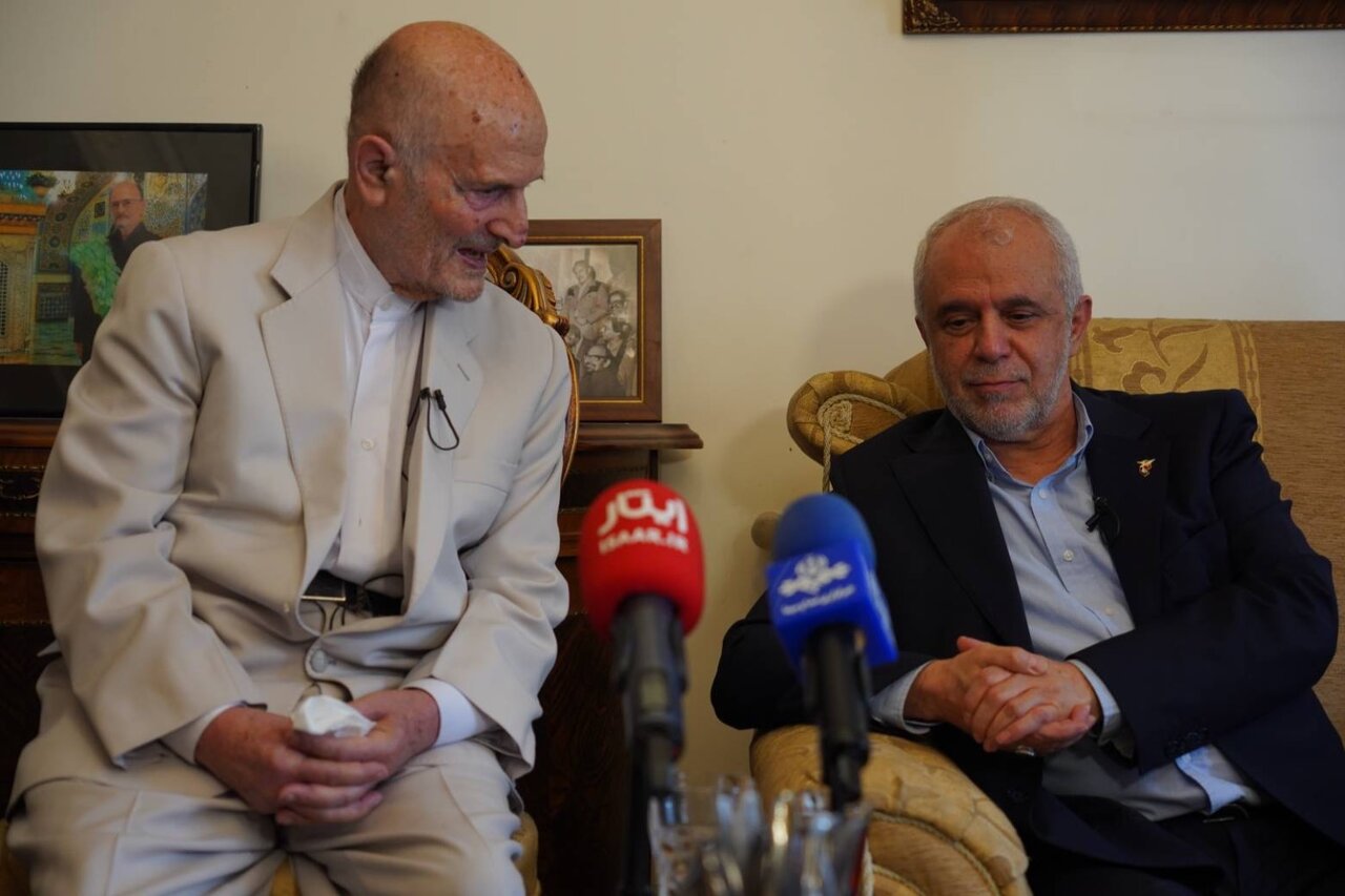 دیدار رئیس بنیاد شهید و امور ایثارگران با آزاده سرافراز سید محسن یحیوی