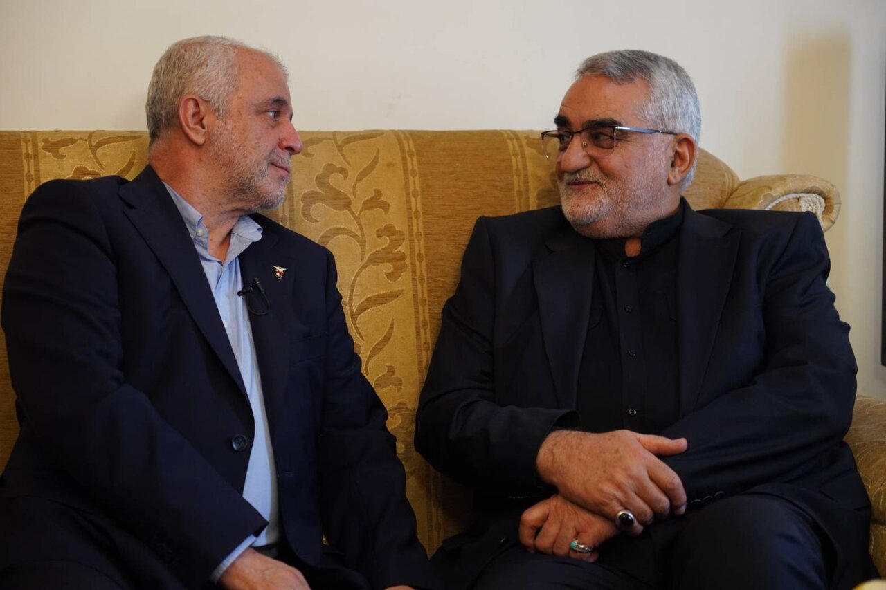 دیدار رئیس بنیاد شهید و امور ایثارگران با آزاده سرافراز سید محسن یحیوی