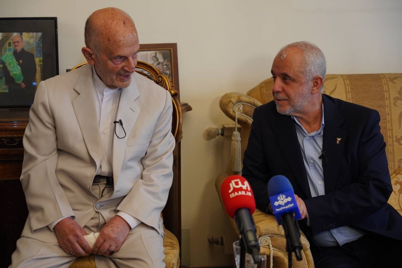 دیدار رئیس بنیاد شهید و امور ایثارگران با آزاده سرافراز سید محسن یحیوی