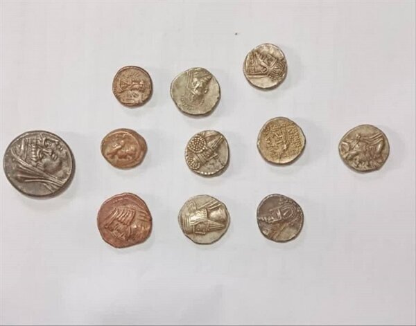 کشف ۱۱ سکه تاریخی در خرم‌آباد