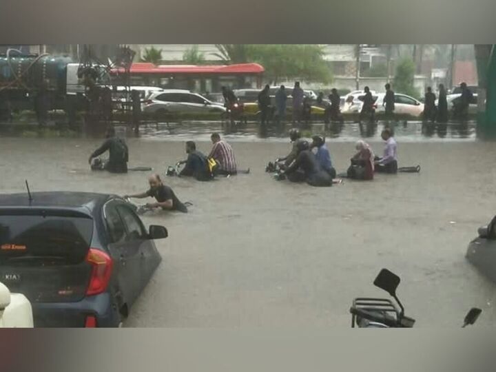 کراچی را سیل برد؛ ۱۰ نفر جان باختند! کراچی را سیل برد؛ ۱۰ نفر جان باختند!