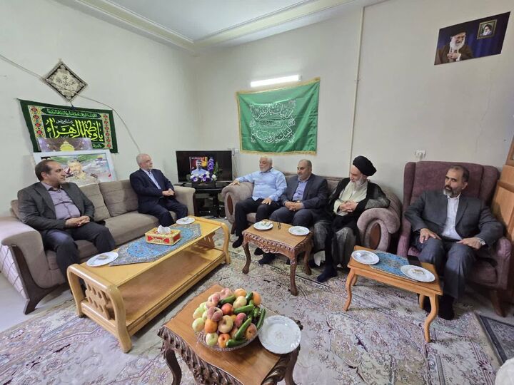 دیدار معاون رئیسجمهور و رئیس بنیاد شهید با خانواده شهدای اقتدار در اصفهان دیدار معاون رئیسجمهور و رئیس بنیاد شهید با خانواده شهدای اقتدار در اصفهان