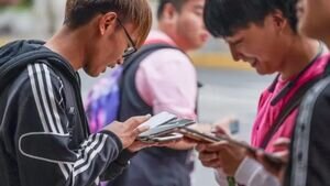 چین با گوشی، بیکاری را دور زد