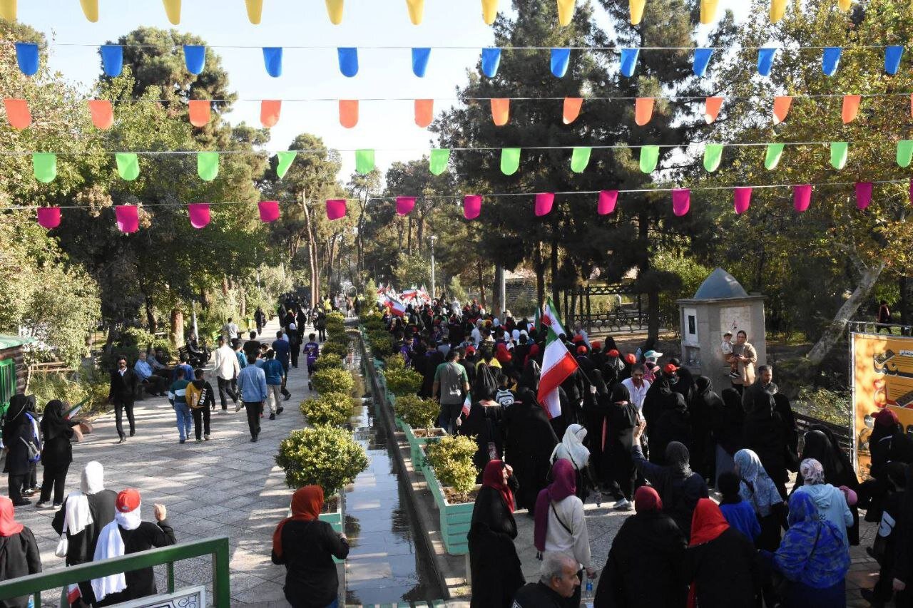 برگزاری همایش بزرگ پیاده‌روی خانوادگی در منطقه ۱۴ تهران