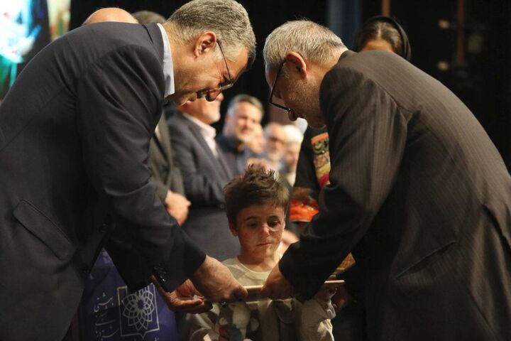 تقدیر از کوچکترین جانباز جنگ ۱۲ روزه تقدیر از کوچکترین جانباز جنگ ۱۲ روزه