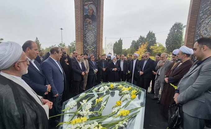 ادای احترام دکتر یعقوب سلیمانی به مقام شامخ شهدای ارومیه