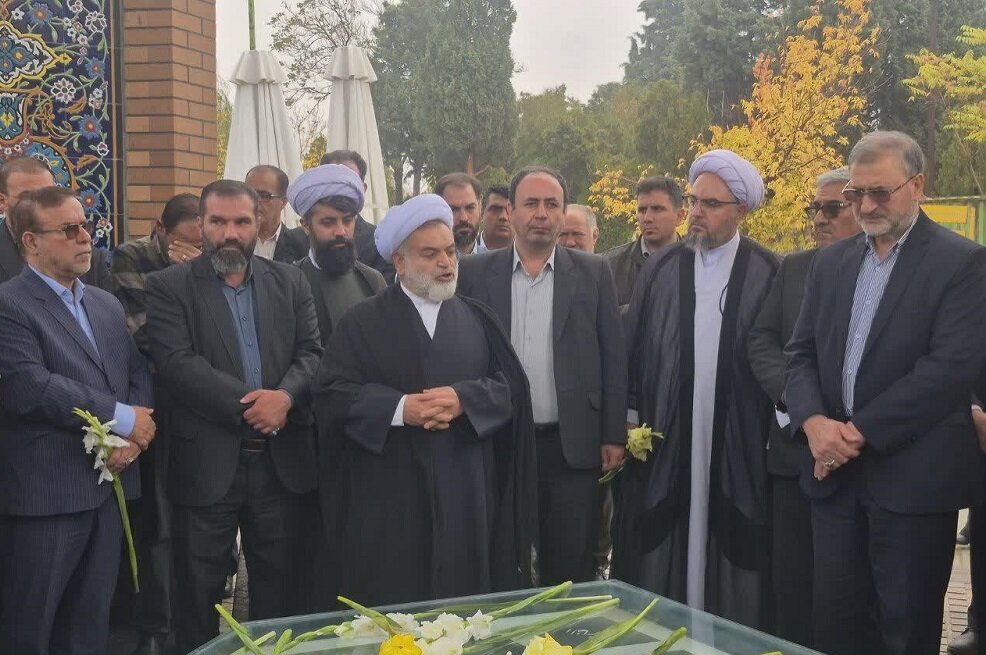 ادای احترام دکتر یعقوب سلیمانی به مقام شامخ شهدای ارومیه