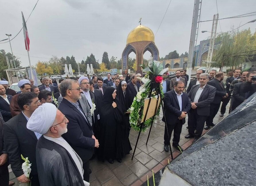 ادای احترام دکتر یعقوب سلیمانی به مقام شامخ شهدای ارومیه