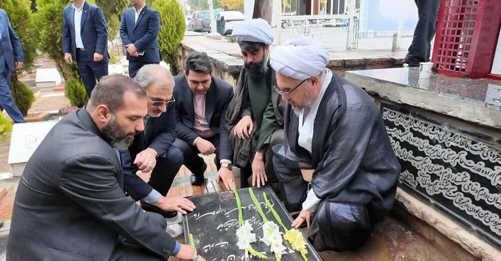 ادای احترام دکتر یعقوب سلیمانی به مقام شامخ شهدای ارومیه