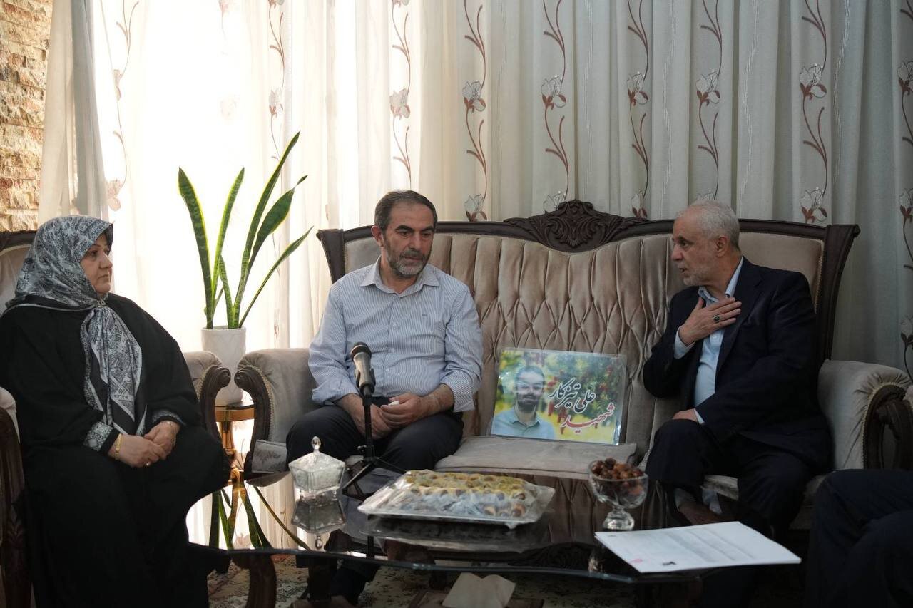 تکریم مقام خانوادههای شهدا وظیفه اصلی دولت جمهوری اسلامی است