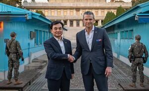 بازدید وزیر جنگ آمریکا از منطقه غیرنظامی میان دو کره