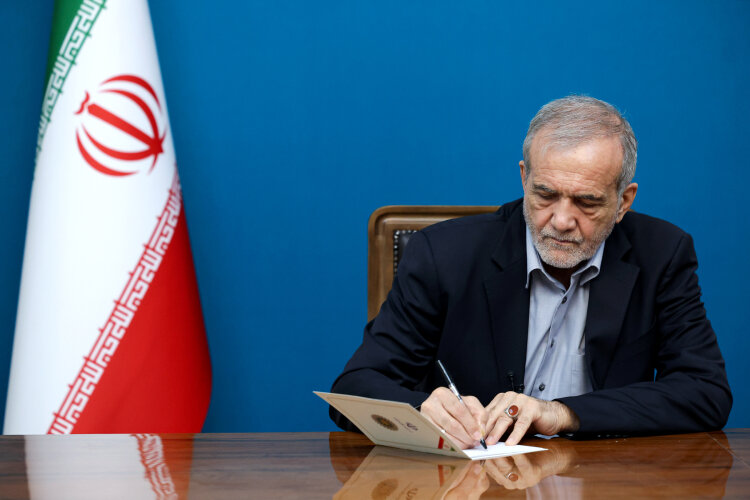 پیام تسلیت دکتر پزشکیان در پی درگذشت مادر شهیدان معینی نجف آبادی