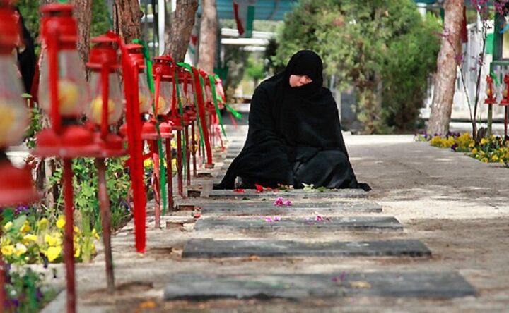 بوسه بر گوشه چادر مادر شهید سجاد زبرجدی!