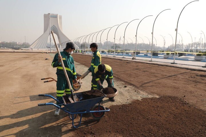 نظارت مستمر بر روند کاشت چمن میدان آزادی