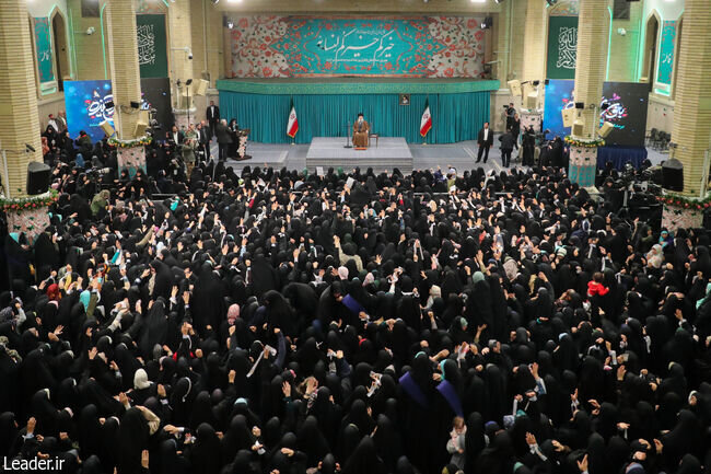 رهبر انقلاب: رسانه‌ها تفکر غلط غرب درباره زن را ترویج نکنند