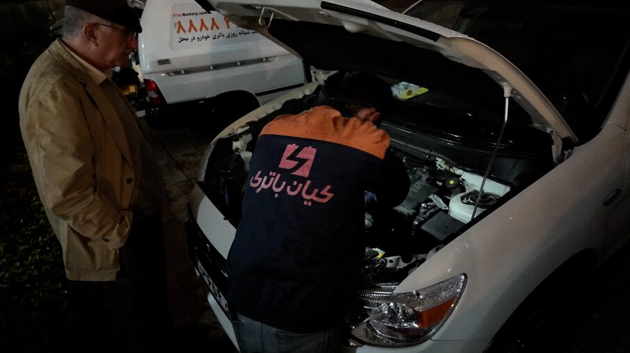 ممکن است با باتری خالی ماشین رانندگی کنید. باتری را آزمایش کنید.