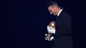 راز دستکش سفیدی که جام‌جهانی را حمل کرد +عکس