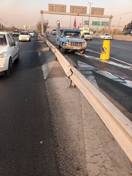 تعمیر فوری گاردریل‌های آسیب‌دیده در بزرگراه آزادگان