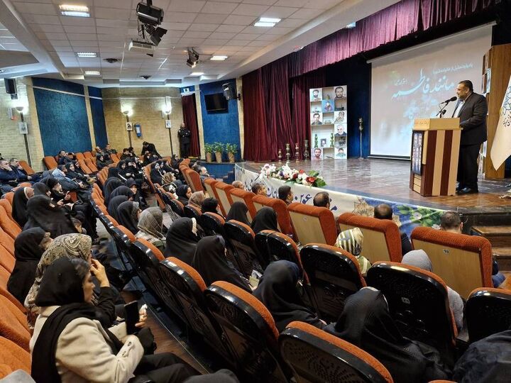 تجلیل از بانوان خانواده شهدا در فرهنگسرای خانواده