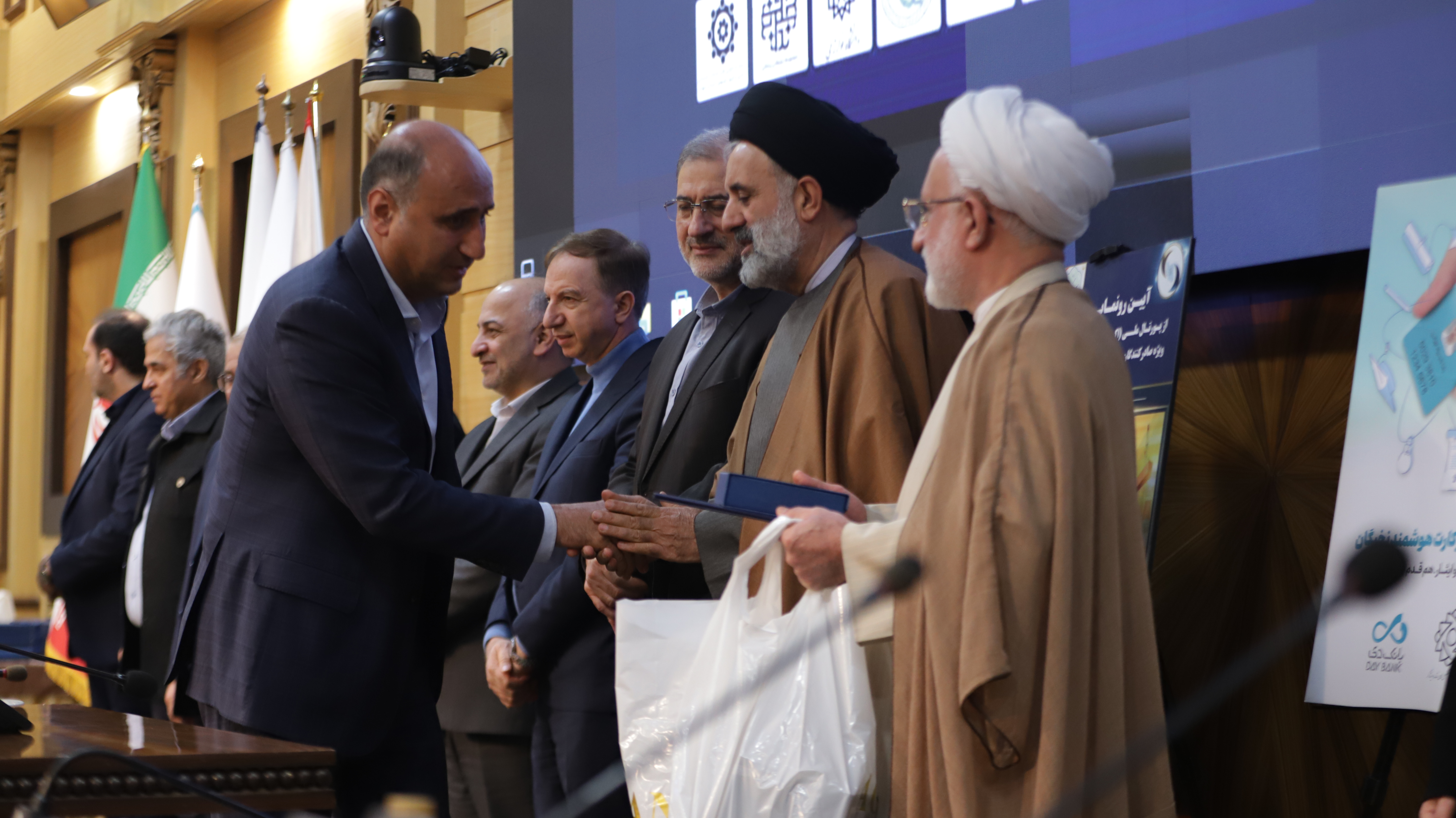 نخستین اجلاس بین‌المللی اندیشه اقتصاد تجاری - صادرکنندگان نمونه شاهد و ایثارگر