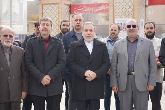 ادای احترام عراقچی به شهدای اصفهان