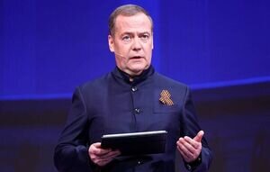 مدودف : زلنسکی باید تا آخر عمر مخفیانه زندگی کند