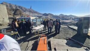 محبوس شدن ۲۴ کارگر در ریزش معدن بافق