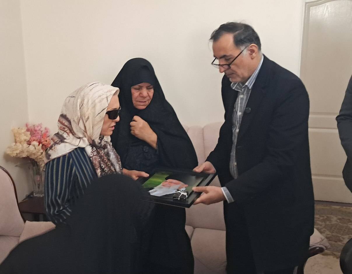 دیدار رئیس بنیاد شهید با جانباز زن ۷۰ درصد