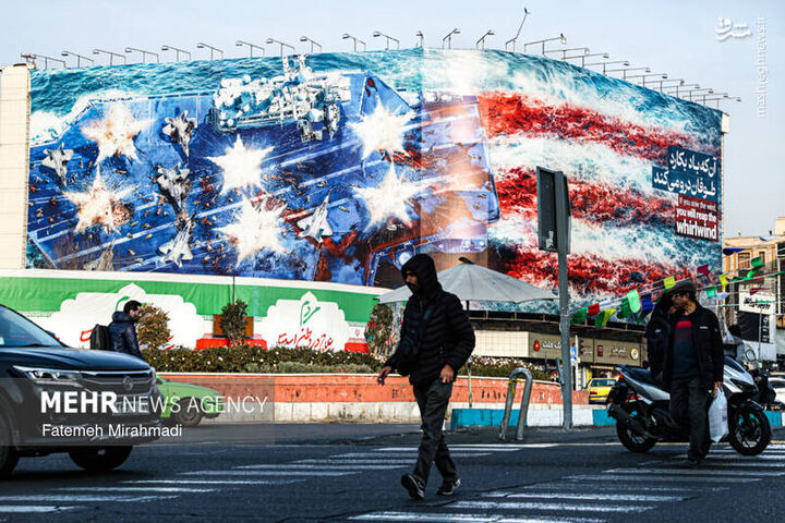 عکس/ رونمایی از طرح جدید دیوارنگاره میدان انقلاب