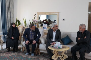 فیلم/ دیدار معاون بهداشت بنیاد شهید با خانواده شهدای اغتشاشات تروریستی