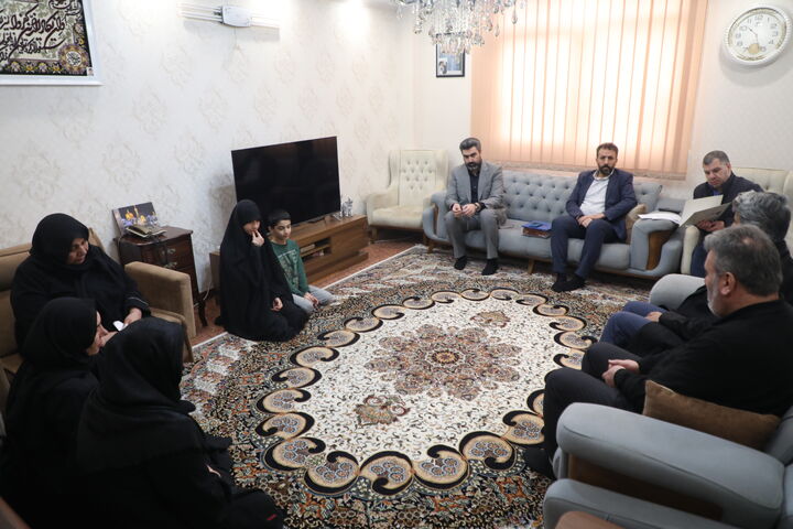 فیلم/ دیدار رئیس مرکز حراست بنیاد شهید با خانواده شهدای اغتشاشات