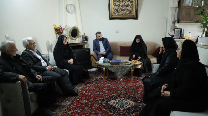 دیدار معاون بهداشت و مدیرکل حوزه ریاست بنیاد شهید با خانواده شهدای اغتشاشات + فیلم