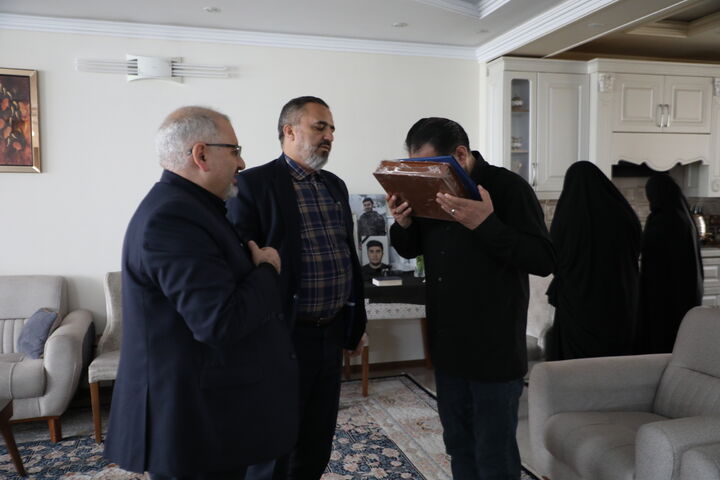 دیدار مدیرعامل صندوق اشتغال و کارآفرینی ایثارگران با خانواده شهدای اغتشاشات + فیلم