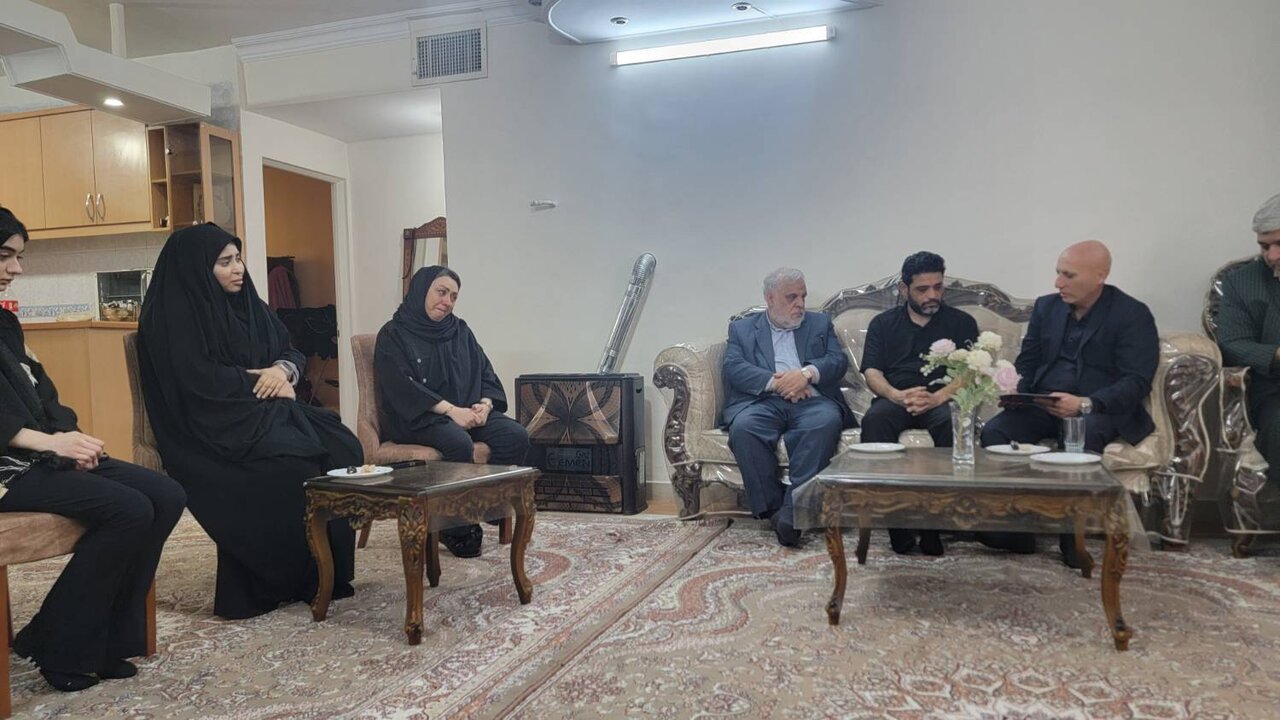 نهضت دیدار با خانواده شهدای حوادث اخیر/120 خانواده شهید دیدار شدند