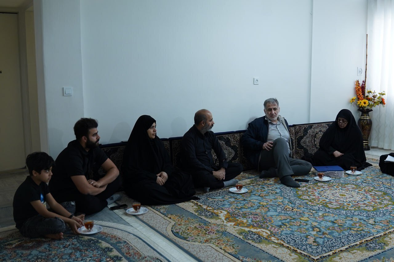 دیدار مشاور امور زنان بنیاد شهید با خانواده شهدای اغتشاشات تروریستی + فیلم