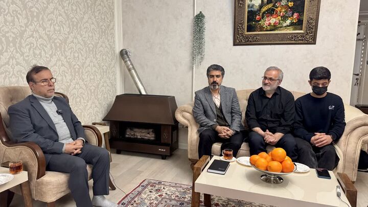 دیدار دبیر مشاوران ایثارگران وزرا با خانواده شهدای اغتشاشات در همدان