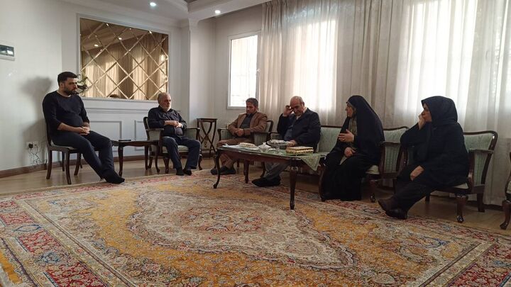 دیدار معاون تعاون بنیاد شهید با خانواده شهدای اغتشاشات + فیلم