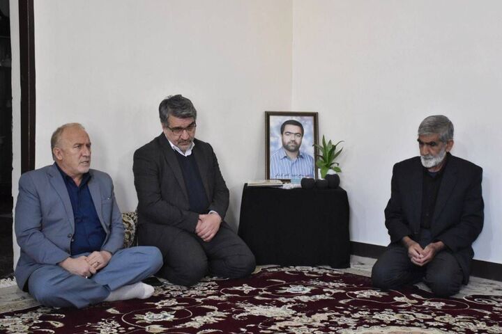 دیدار مدیرکل هنری بنیاد شهید با خانواده شهدای اغتشاشات در لرستان