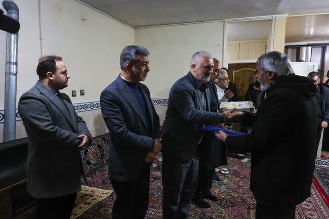 دیدار معاون توسعه مدیریت و منابع بنیاد شهید با خانواده شهدای اغتشاشات