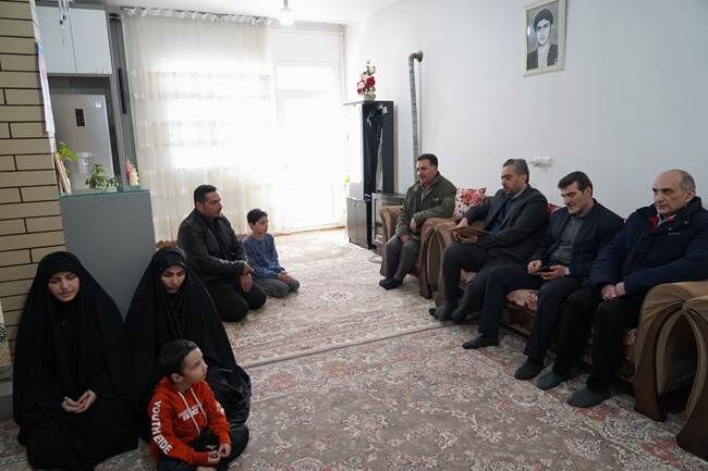 دیدار مدیرکل پیشگیری و بهداشت روانی بنیاد شهید با خانواده شهدای اغتشاشات