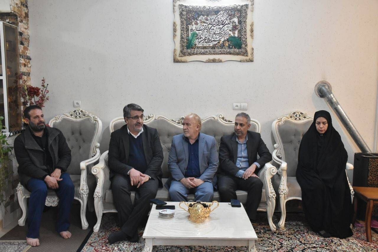 دیدار کرمالهی با خانواده شهدای اغتشاشات