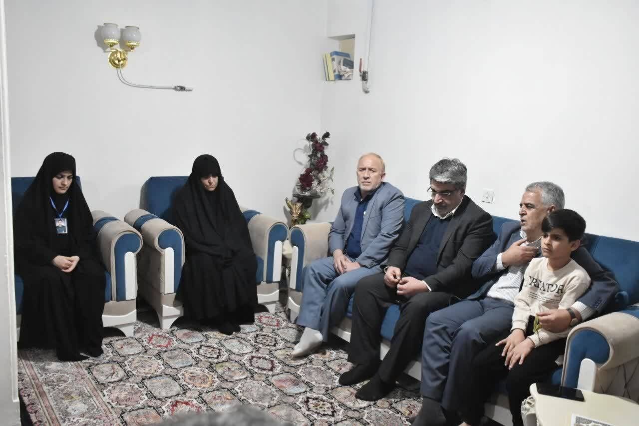 دیدار کرمالهی با خانواده شهدای اغتشاشات