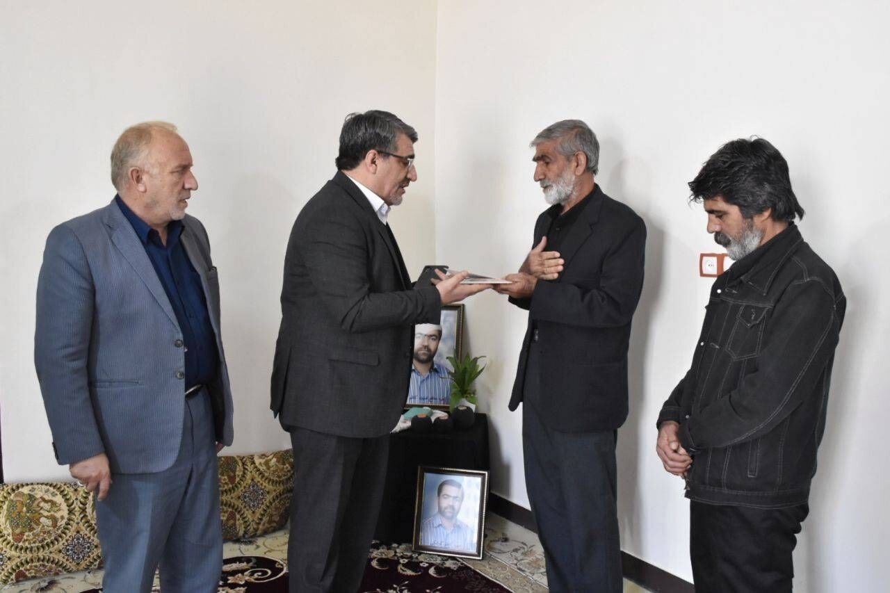 دیدار کرمالهی با خانواده شهدای اغتشاشات