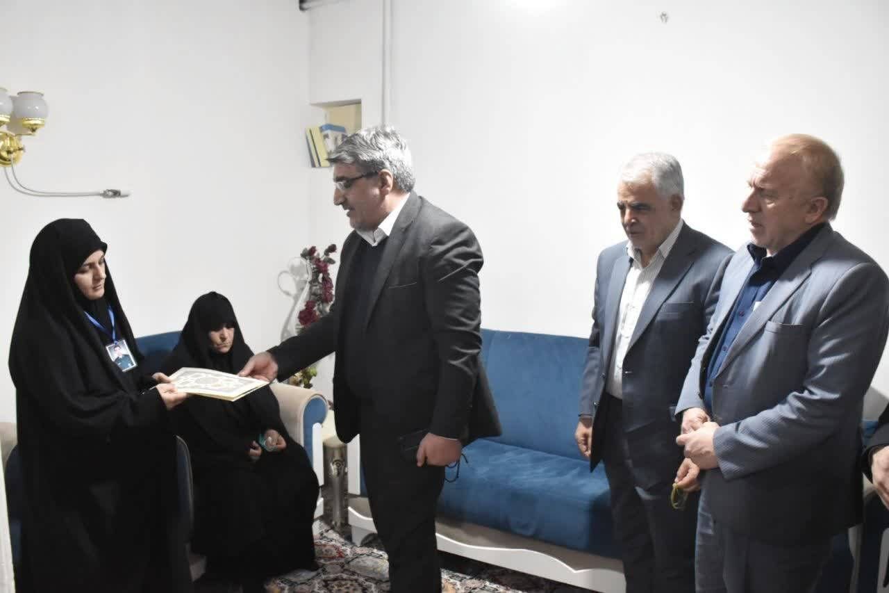 دیدار کرمالهی با خانواده شهدای اغتشاشات