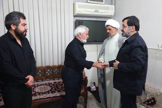 دیدار استاندار قم با خانواده آتش‌نشان شهید جواد طالبی