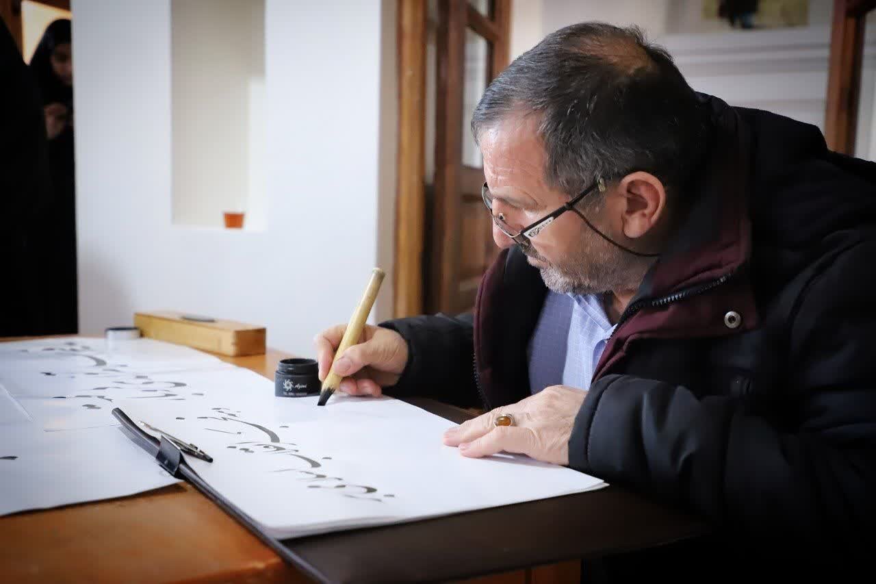 گلباران بیت امام خمینی (ره) و نواخته شدن زنگ انقلاب در نخستین روز دهه فجر